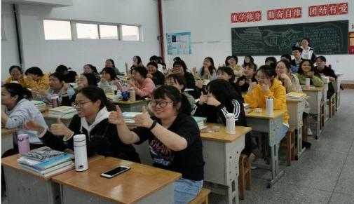 自主体验  多元培养 ——“自主体验式”德育班会活动