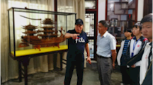 “校外课堂”参观朱宇艺术馆，传承“非遗”文化红木雕刻
