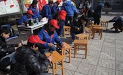 “修理板凳”志愿者活动